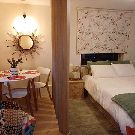 Το Σπίτι Της Ευτυχίας Στούντιο Apartman Karpeníszi Kültér fotó